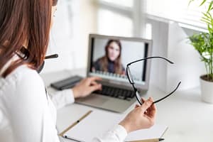Séance de coaching en nutrition à distance : la coach en visio avec une cliente